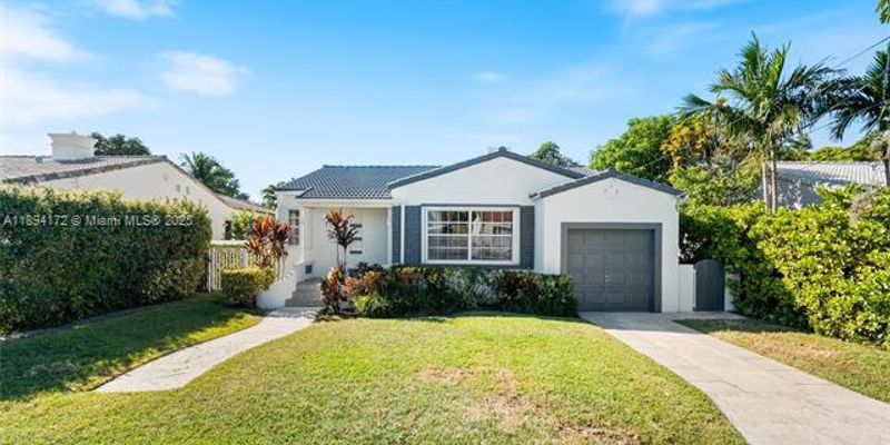 Surfside House: 9164 Carlyle Ave