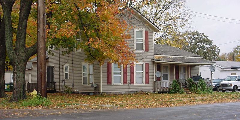 Athens Apartment: 120 W Burr Oak