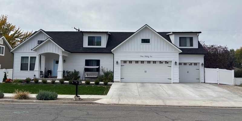 Centerville House: 332 S 160 W