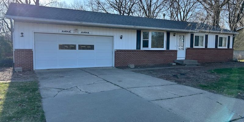 East Moline House: 4024 180th St N