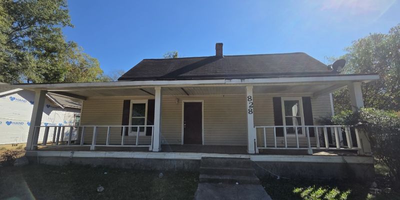 Macon House: 828 Grady Street