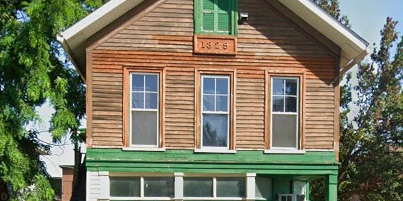 Moline Apartment: 1329 7th Ave