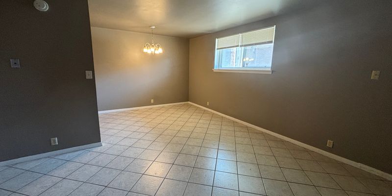 Hutchinson Apartment: 907 E 12th Ave