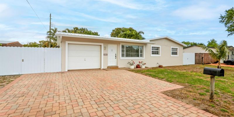 Hollywood House: 6573 Eaton St