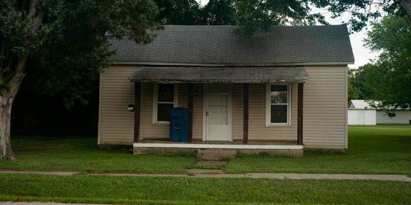 Flora House: 321 E Washington St