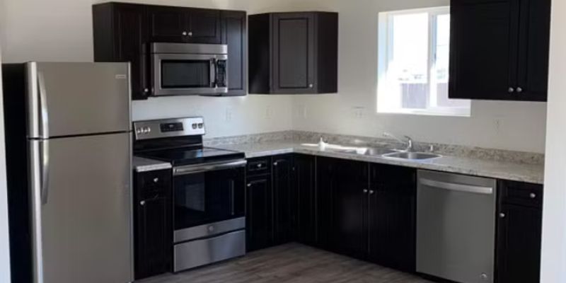 Warden Apartment: 802 W 6th St