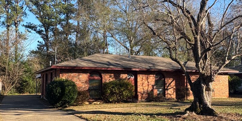 Montgomery House: 439 E Rutgers Loop