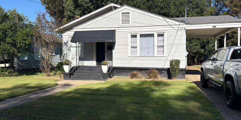 Monroe House: 205 Rochelle Ave