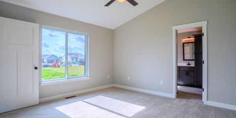 127KinsleyBedroom2-2.jpg