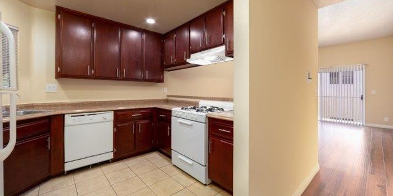 Long Beach Apartment: 1365 Newport Ave