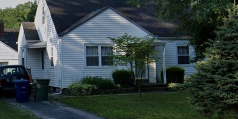 Columbus House: 1279 E N Broadway St