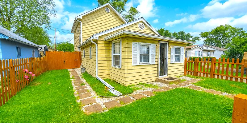 Indianapolis House: 704 E Perry St
