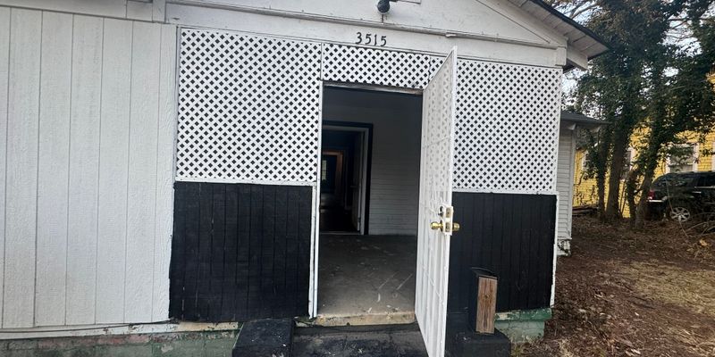 Macon House: 3515 Log Cabin Dr