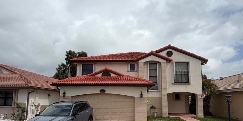 Davie House: 15061 Norfolk Ln