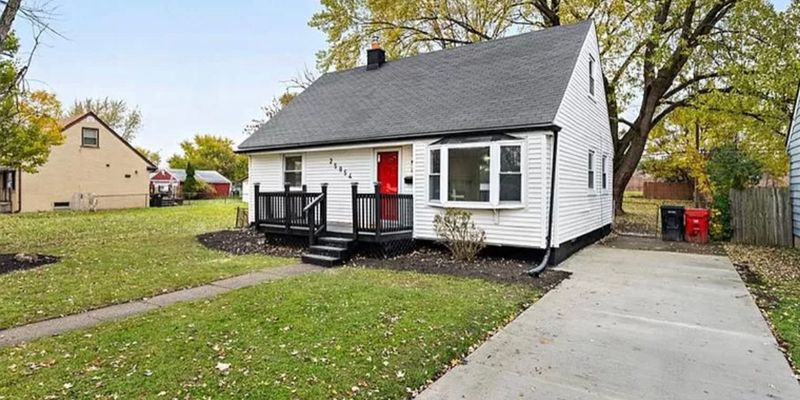 Roseville House: 25854 Mackinac St