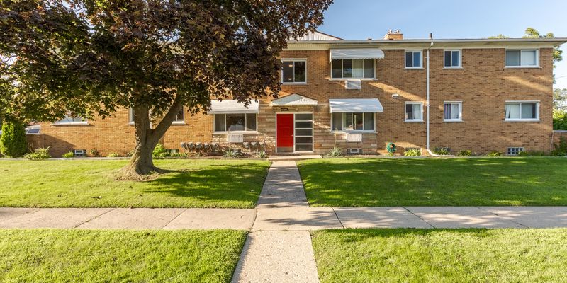 Royal Oak Apartment: 1909 Gardenia Ave