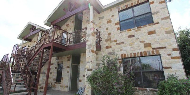 Floresville Apartment: 910 Pine Street