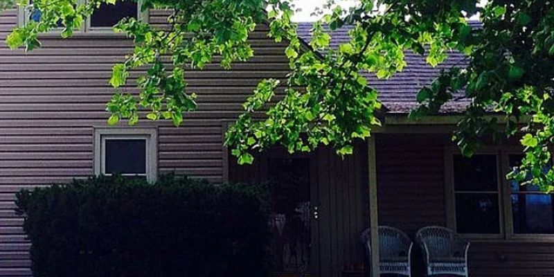 Hutchinson House: 1043 College Ln