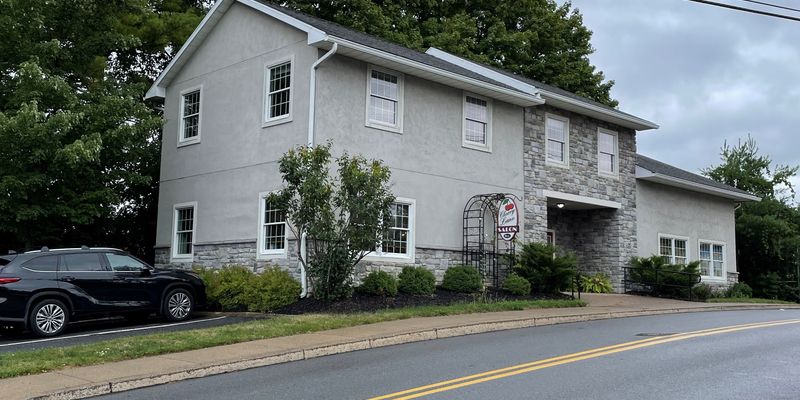 State College Apartment: 611 W Cherry Ln