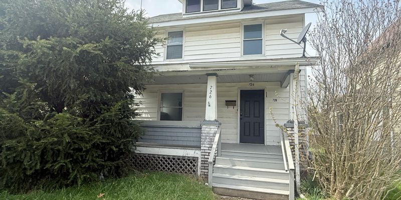 Sharon House: 726 Baldwin Ave