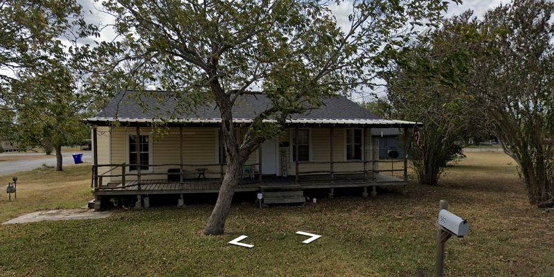 Yoakum House: 502 W Morris