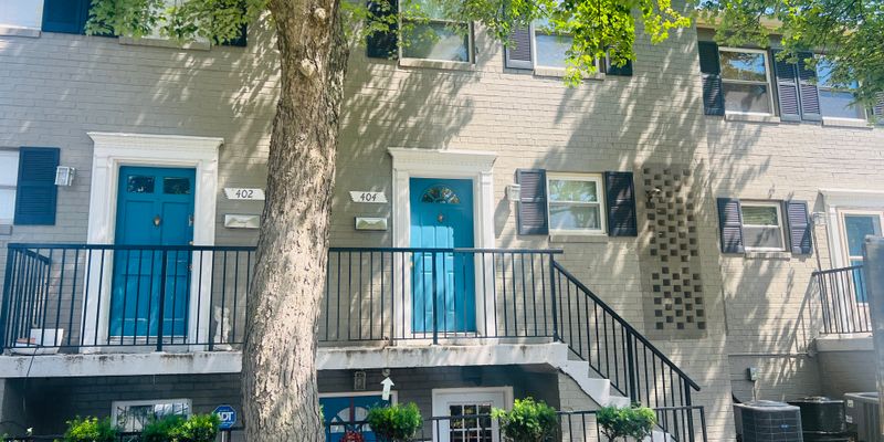 Alexandria House: 404 N Armistead St