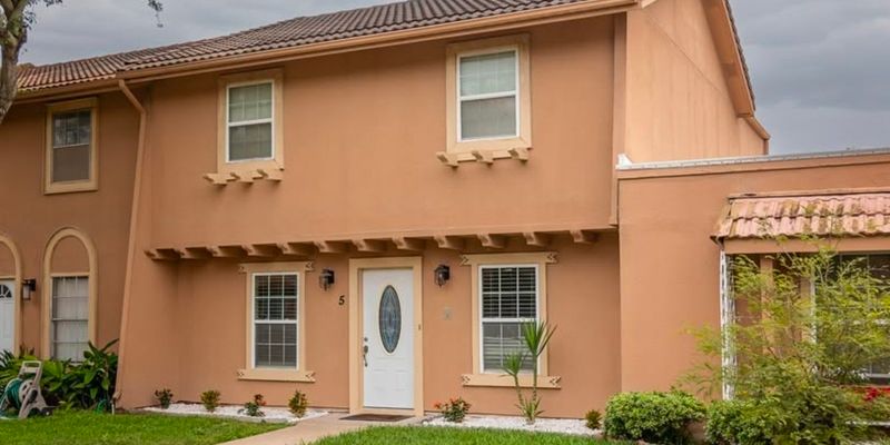 Harlingen House: 2402 N Ed Carey Dr