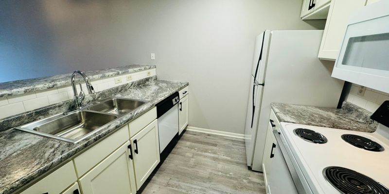 North Liberty Apartment: 395 Beaver Kreek Center