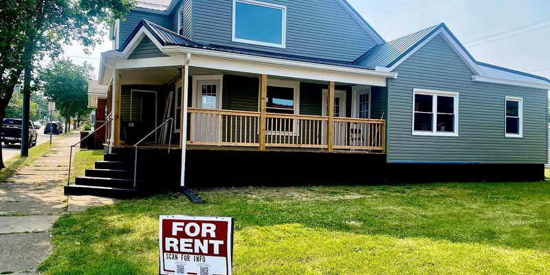 Dalton Apartment: 110 W Main St