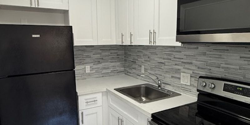 Sunrise Apartment: 5962 NW 19th St