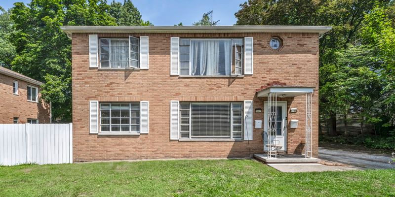 Akron House: 1787 Tanglewood Dr