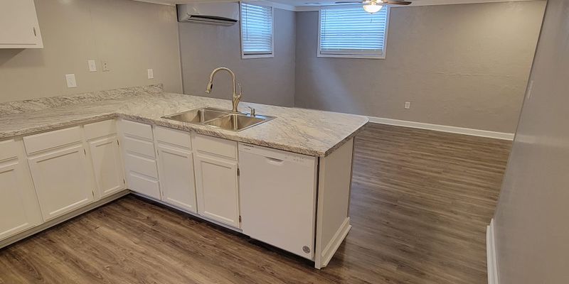 Lawrence Apartment: 812 W 25th St