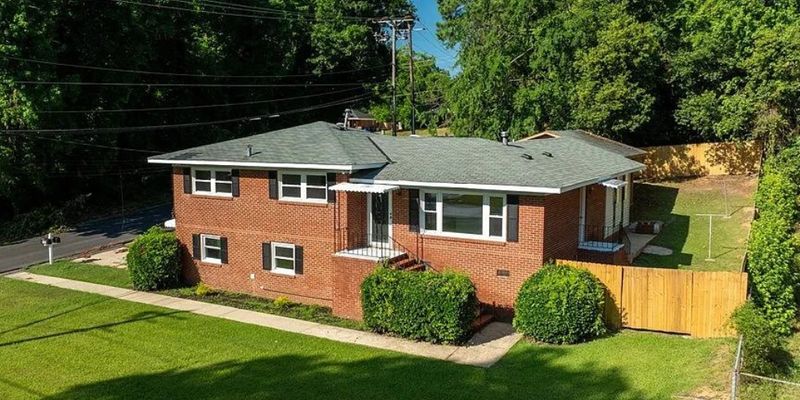 Columbus House: 803 Lichfield Rd