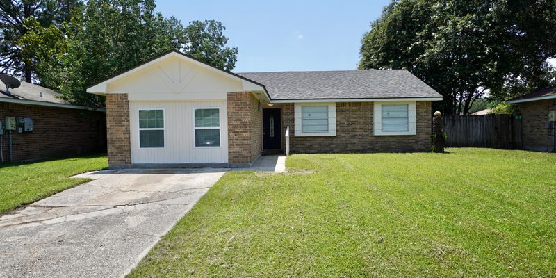 Slidell House: 105 Foxbriar St