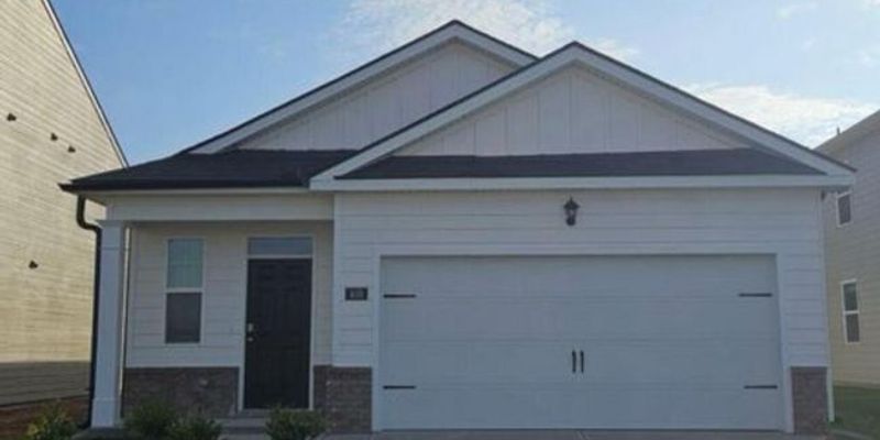 Aiken House: 469 Kentbury Ct