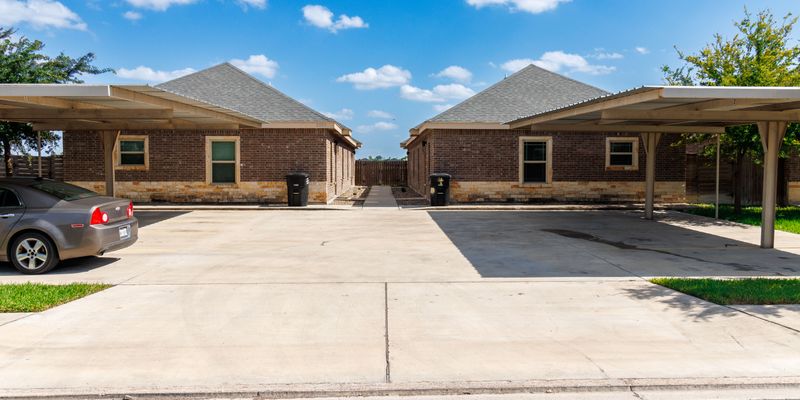 Alton Apartment: 2808 E Garfield Ave