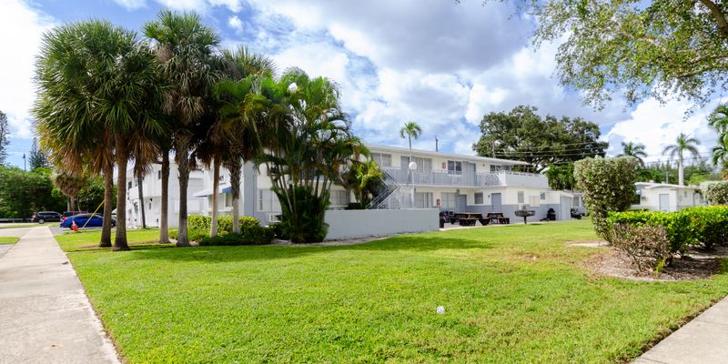 North Miami Apartment: 1605 NE 126th St