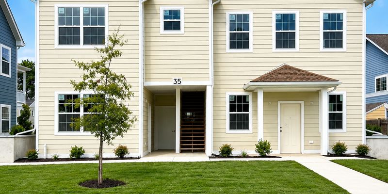 Easton Apartment: 35 Clay St