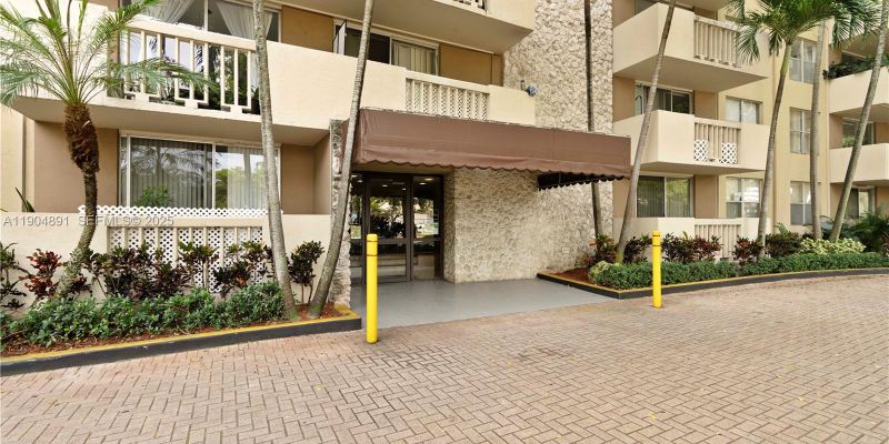 North Miami Apartment: 1800 Sans Souci Blvd