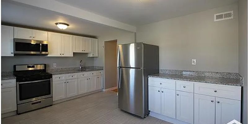 Dundalk House: 22X Colgate Ave