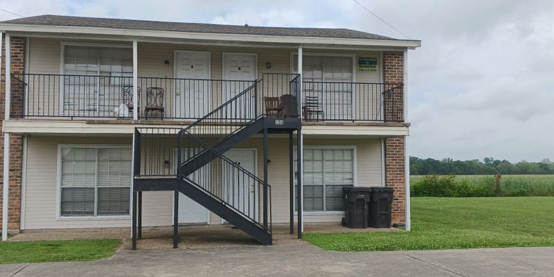 Donaldsonville Apartment: 108 Oakridge Ave