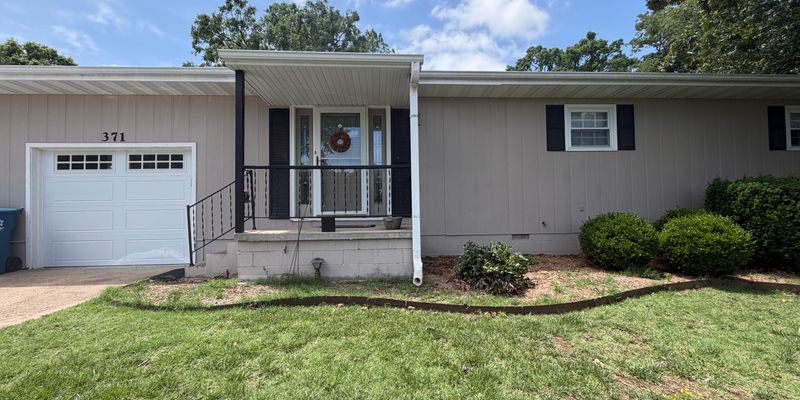 Hollister House: 371 Greenbrier Dr
