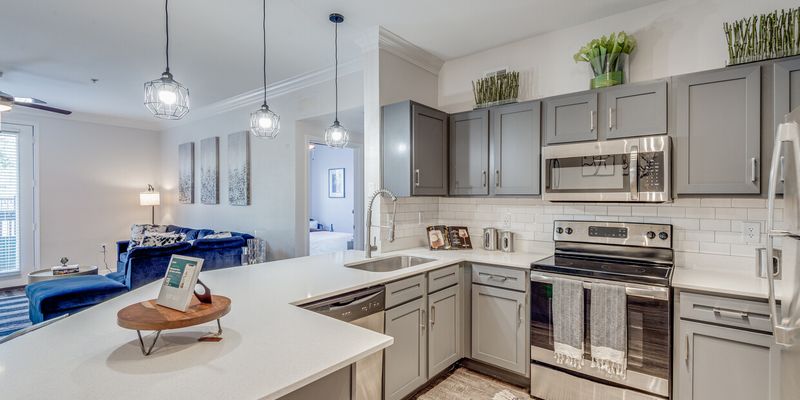 Houston Apartment: 7747 Kirby Dr