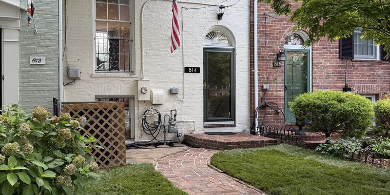 Alexandria House: 814 S Pitt St