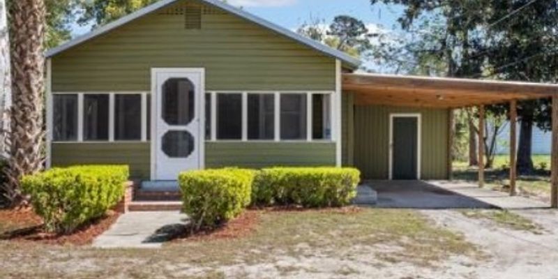 Cross City House: 102 NE 138th St