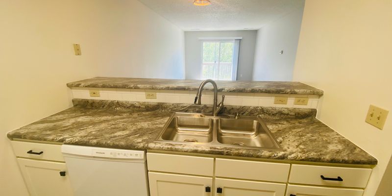 North Liberty Apartment: 365 Beaver Kreek Center