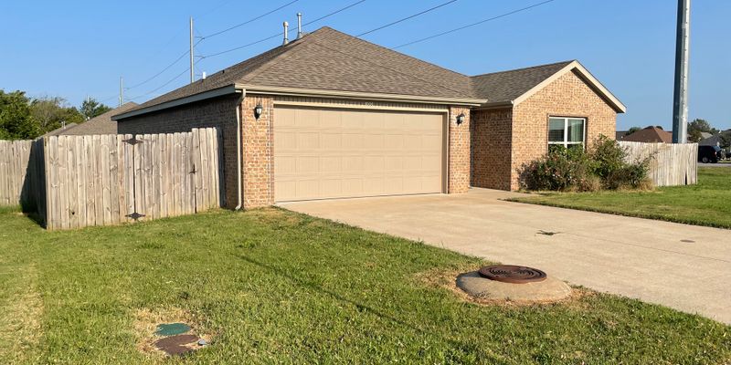 Centerton House: 100 Willow Dr