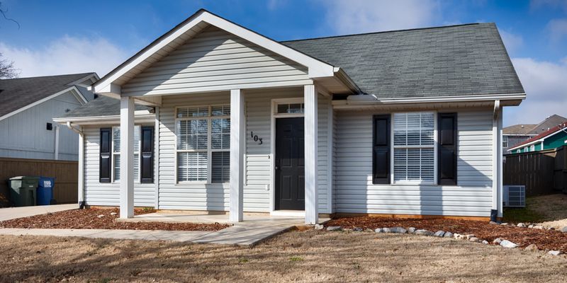 Madison House: 103 N W Sugar Bluff Ln