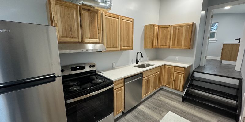 Lebanon Apartment: 611 Tangent St