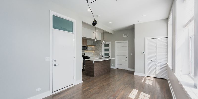 Chicago Apartment: 2450 W Chicago Ave